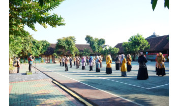 SMKN 6 Sukoharjo Peringati Hari Keluarga Nasional (Harganas) 2026 melalui Upacara Bendera